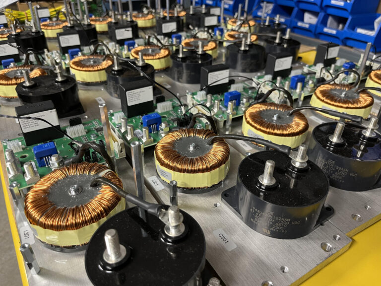 Elektrotechnische Komponenten in der Fertigung