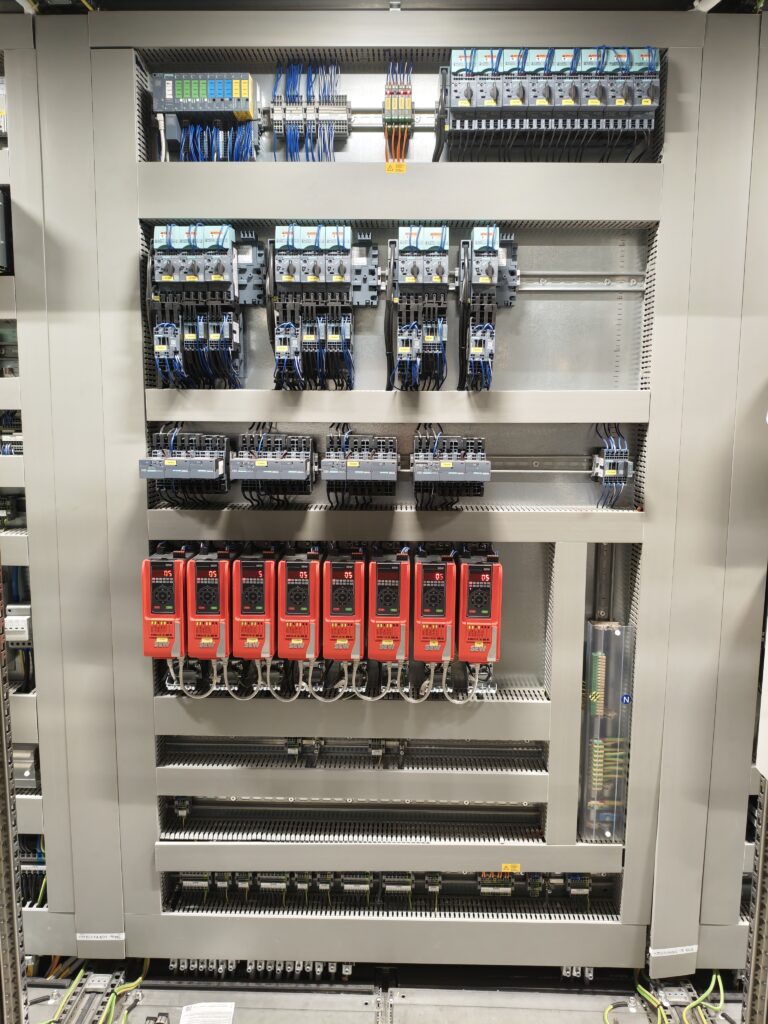 Schaltschrank mit elektrotechnischen Komponenten